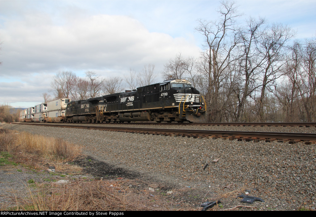 NS 4700 and 9967 on the head end of train 260